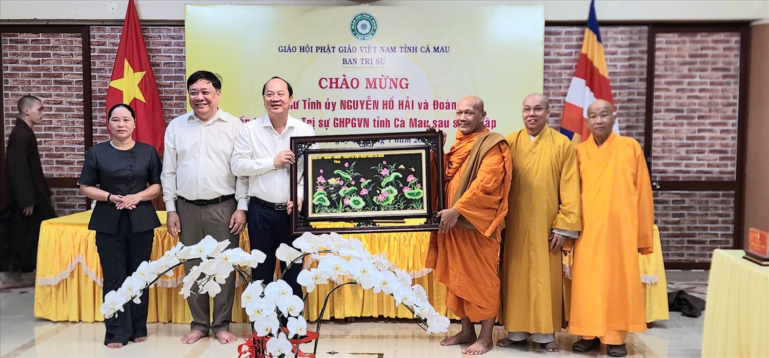 Đoàn công tác do Bí thư Tỉnh uỷ tỉnh Cà Mau Hồ Hải làm trưởng đoàn đến thăm và làm việv với Giáo hội Phật giáo tỉnh sau sáp nhập.