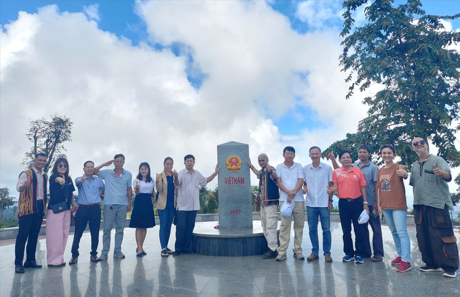 Cột mốc biên giới Việt Nam – Lào – Campuchia là một trong lợi thế để phát triển du lịch của tỉnh Quảng Ngãi. Ảnh: Ngọc Chí