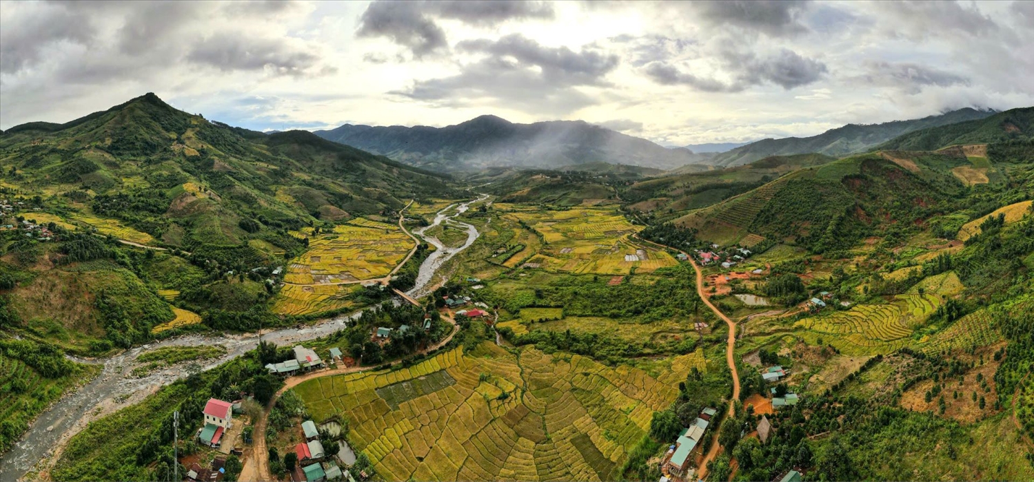 Với cảnh quan thiên nhiên hùng vỹ là lợi thế để tỉnh Quảng Ngãi phát triển loại hình du lịch trải nghiệm. Ảnh: Ngọc Chí