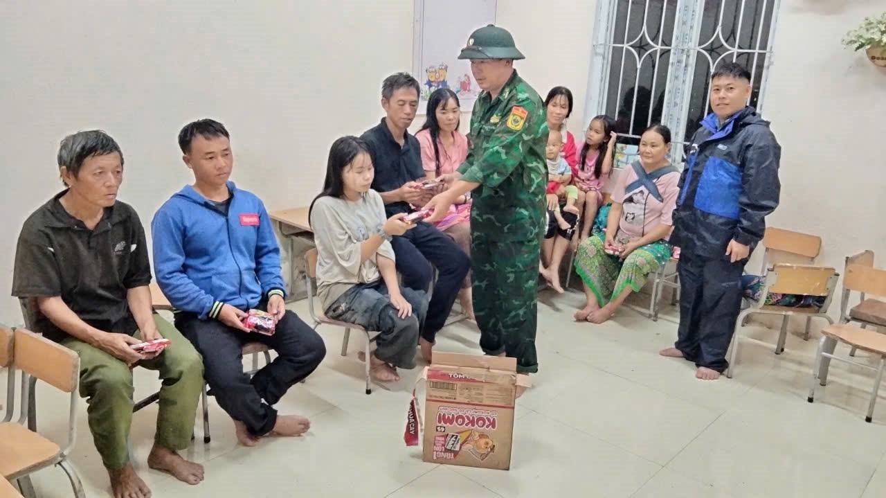 Bộ đội Biên phòng cùng chính quyền địa phương di chuyển dân đến nơi an toàn. Ảnh: CTV