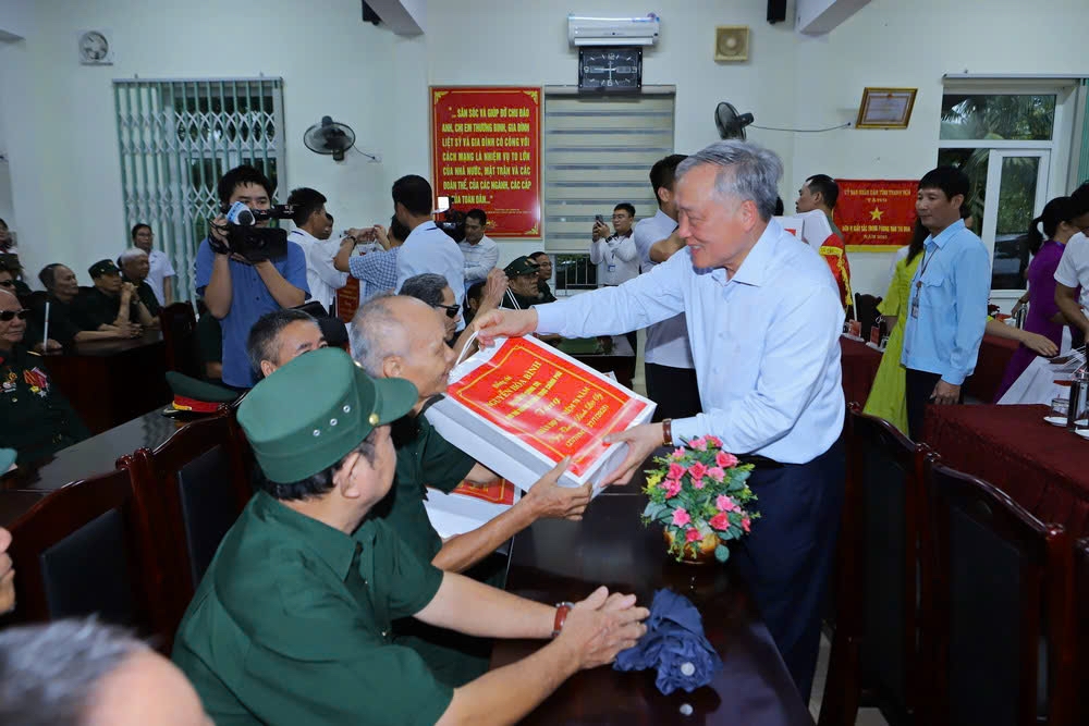 Phó Thủ tướng Thường trực Nguyễn Hòa Bình tặng quà tri ân thương binh, bệnh binh tại Trung tâm Điều dưỡng người có công Sầm Sơn. Ảnh: Minh Hiếu