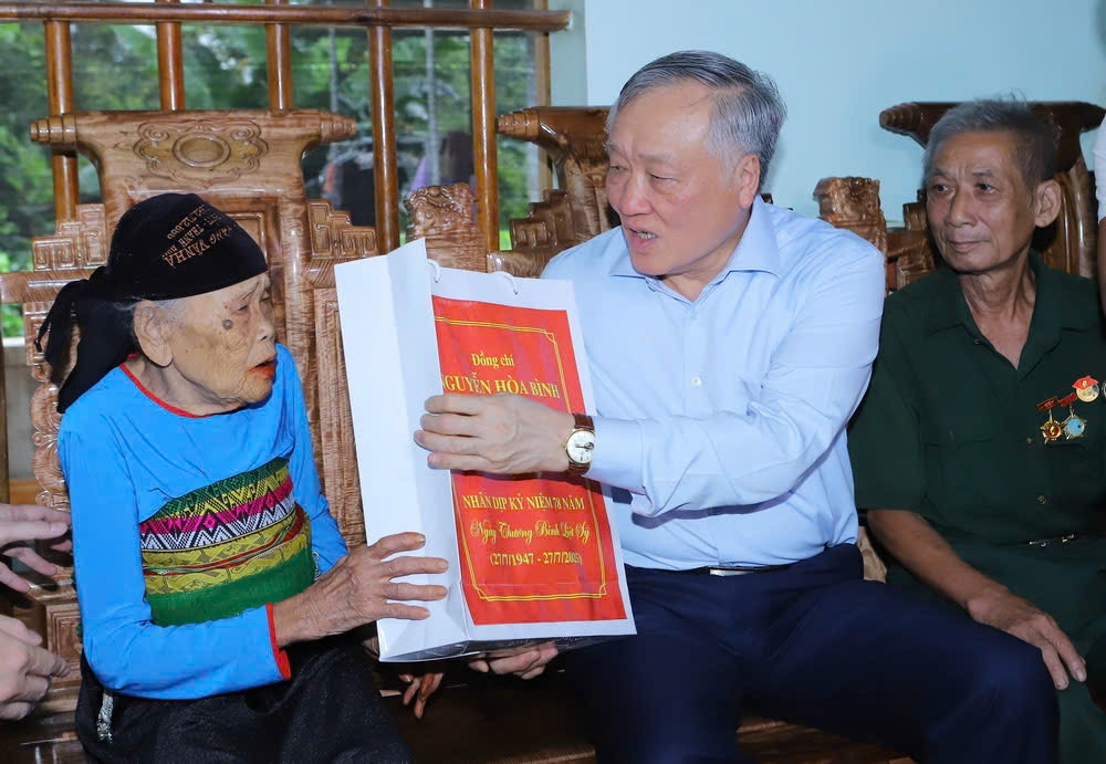 Phó Thủ tướng Thường trực Chính phủ Nguyễn Hòa Bình thăm hỏi, tặng quà mẹ liệt sỹ Hà Thị Bội tại tổ dân phố Đồng Chạ, tỉnh Thanh Hóa. Ảnh: Minh Hiếu