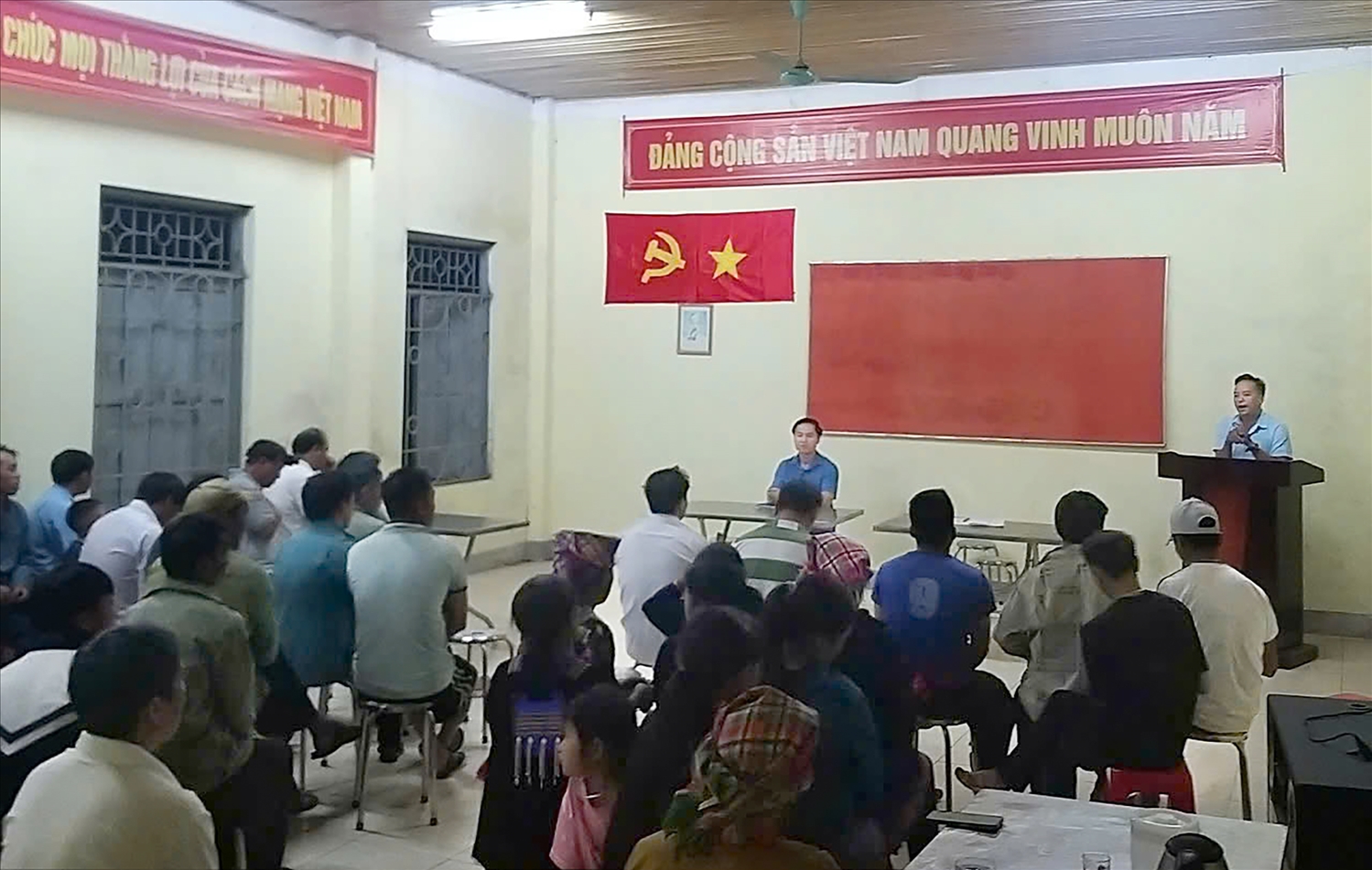 Lãnh đạo xã Tả Lèng trực tiếp xuống bản tuyên truyền, giúp người dân hiểu rõ hơn về mô hình chính quyền hai cấp và quyền lợi của mình.
