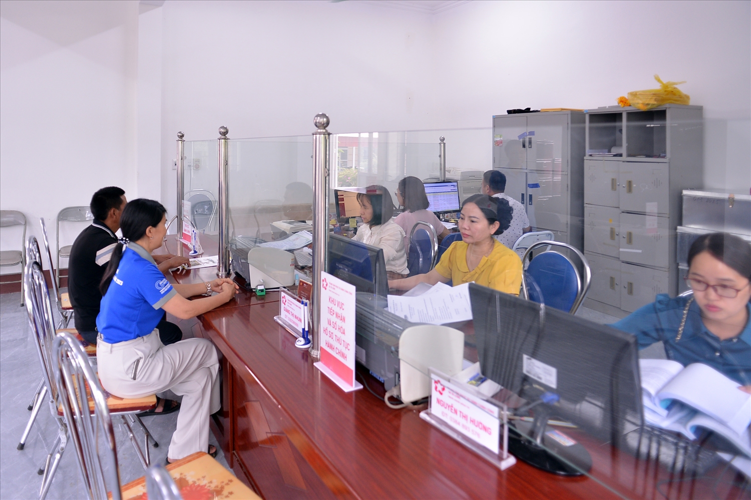 Công chức Trung tâm Phục vụ hành chính công xã Tả Lèng tận tình hỗ trợ người dân thực hiện các thủ tục hành chính theo mô hình chính quyền hai cấp.