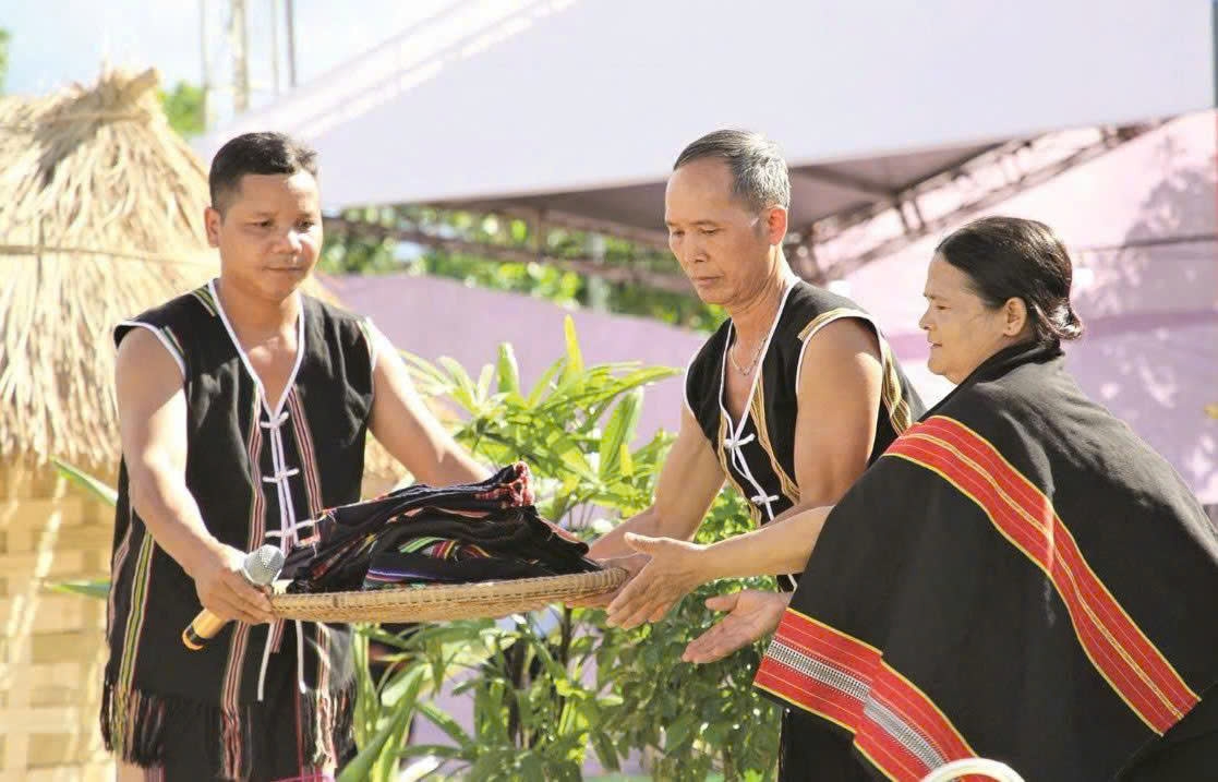 Nhà gái với chiếc nia và tấm dồ đôi tặng nhà trai.