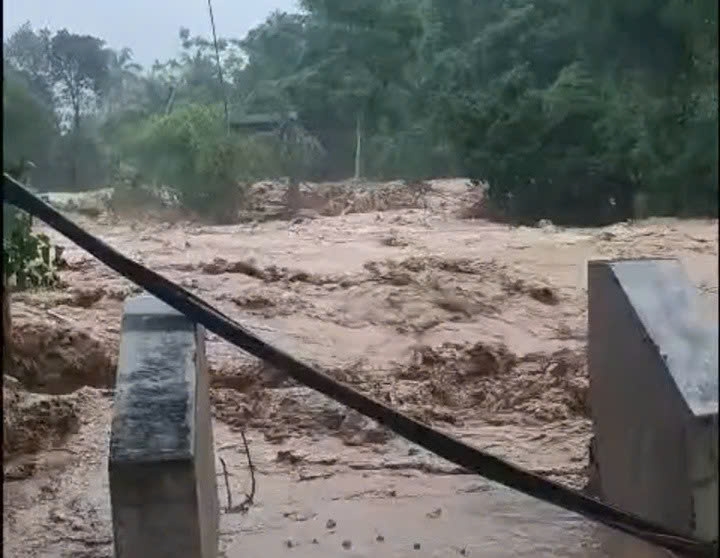 Cầu treo Dân Quân (xã Nhôn Mai, tỉnh Nghệ An) sau trận lũ quét bị cuốn phăng, hư hỏng hoàn toàn. (Ảnh: Bùi Hải Thượng)