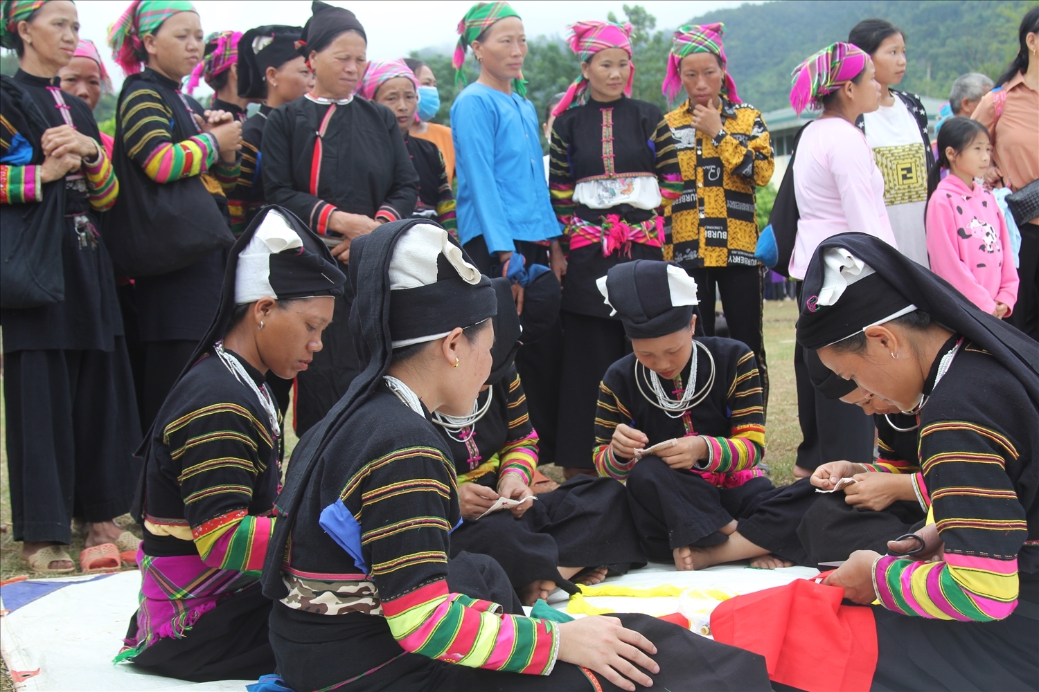 Đồng bào Lô Lô đen ở xã Bảo Lạc, tỉnh Cao Bằng giữ gìn nghề thêu truyền thống (Ảnh: Thúy Hồng).