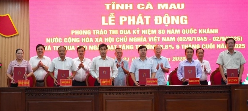 Lãnh đạo tỉnh Cà Mau chứng kiến các sở, ban ngành ký kết thi đua ( Ảnh: Trúc Đào)