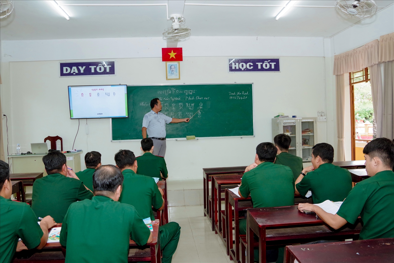Giáo viên Trường Bổ túc văn hóa Pali Trung cấp Nam bộ giảng dạy cho các học viên
