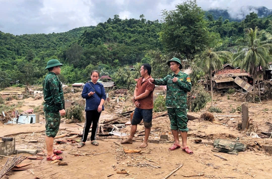 Cán bộ chiến sĩ đồn biên phòng Mỹ Lý động viên người dân bị ảnh hưởng bởi lũ lụt - Ảnh: CTV