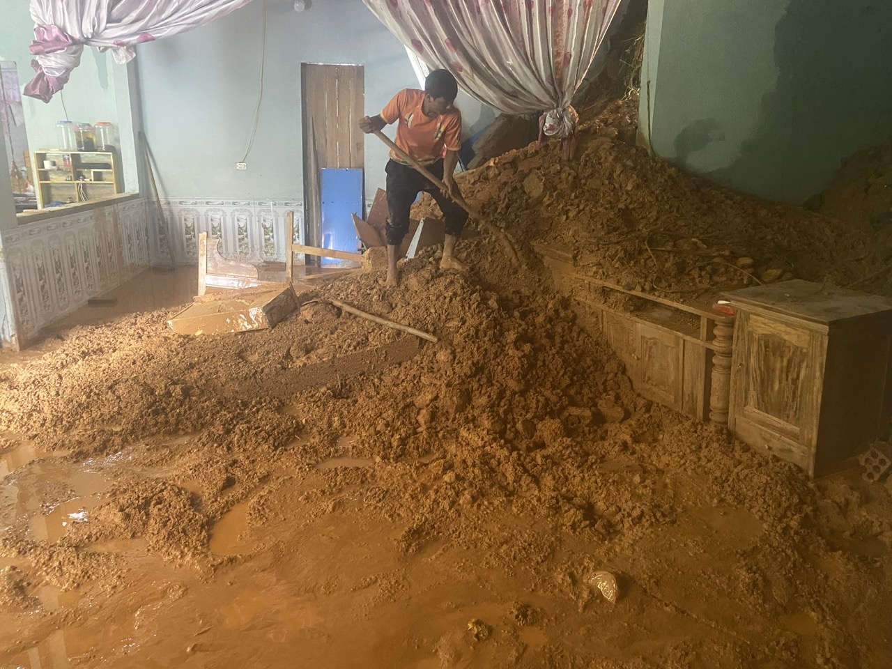 Hiện ở xã Lượng Minh đã có 125 ngôi nhà bị đổ sập và hư hỏng (ảnh: Phạm Tiến)