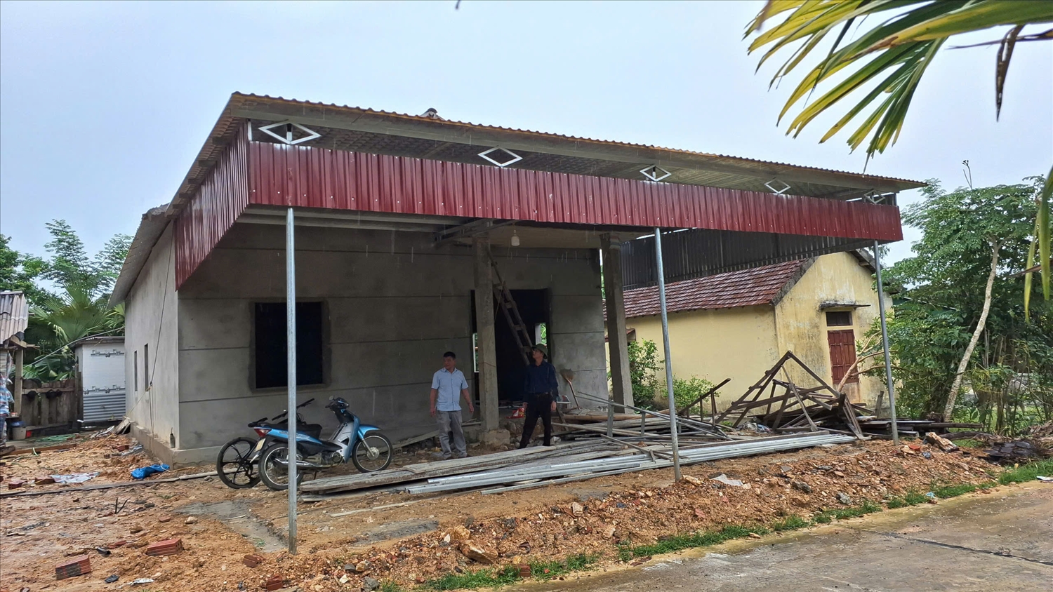Ngôi nhà của hộ gia đình ông Vi Đình Vinh ở bản Tân Tiến, xã Sơn Lâm đã vào giai đoạn hoàn thiện (Ảnh: Phạm Tiến)