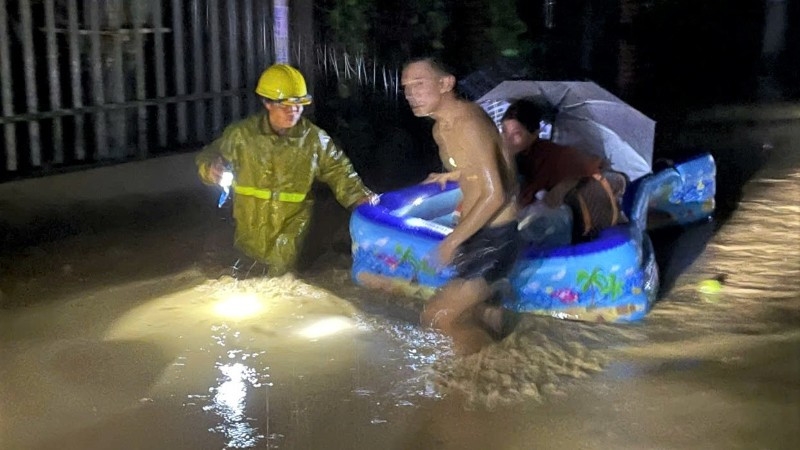 Với mục tiêu cao nhất là bảo đảm tính mạng cho nhân dân, các xã vùng ngập lụt ở Nghệ An đang dòn sức đưa người dân đến nơi ở an toàn. (Ảnh: Đình Tuân)