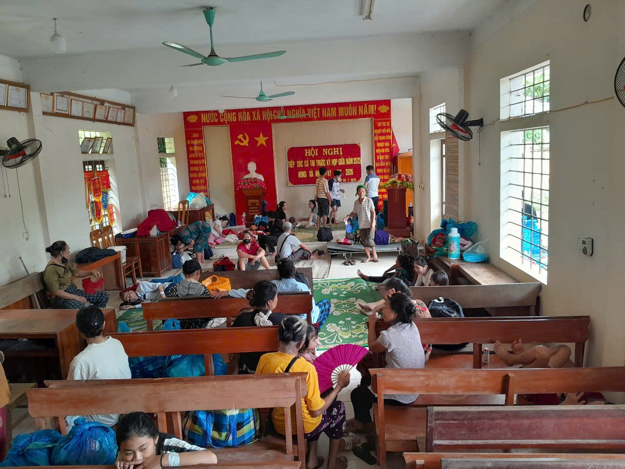 Người dân vùng ngập lụt ở xã Tương Dương được đưa về nhà văn hóa cộng đồng trú tránh lũ (ảnh: Phạm Tiến) 