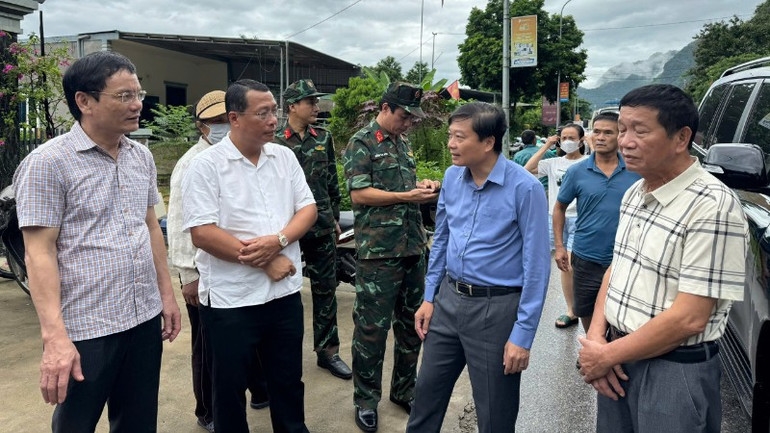 Ngay sáng nay 23/7, ông Lê Hồng Vinh - Chủ tịch UBND tỉnh Nghệ An đã lên Con Cuông để trực tiếp chỉ đạo ứng phó và khắc phục hậu quả thiên tai (ảnh: CTV)