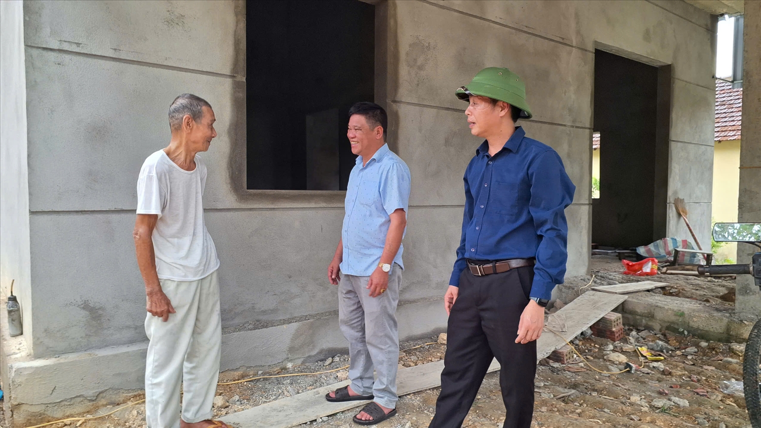 Ông Nguyễn Tài Diện (ngoài cùng bên phải), Phó Chủ tịch UBND xã Sơn Lâm đi kiểm tra tiến độ xây dựng nhà mới của chương trình xóa nhà tạm trên địa bàn (Ảnh: Phạm Tiến)