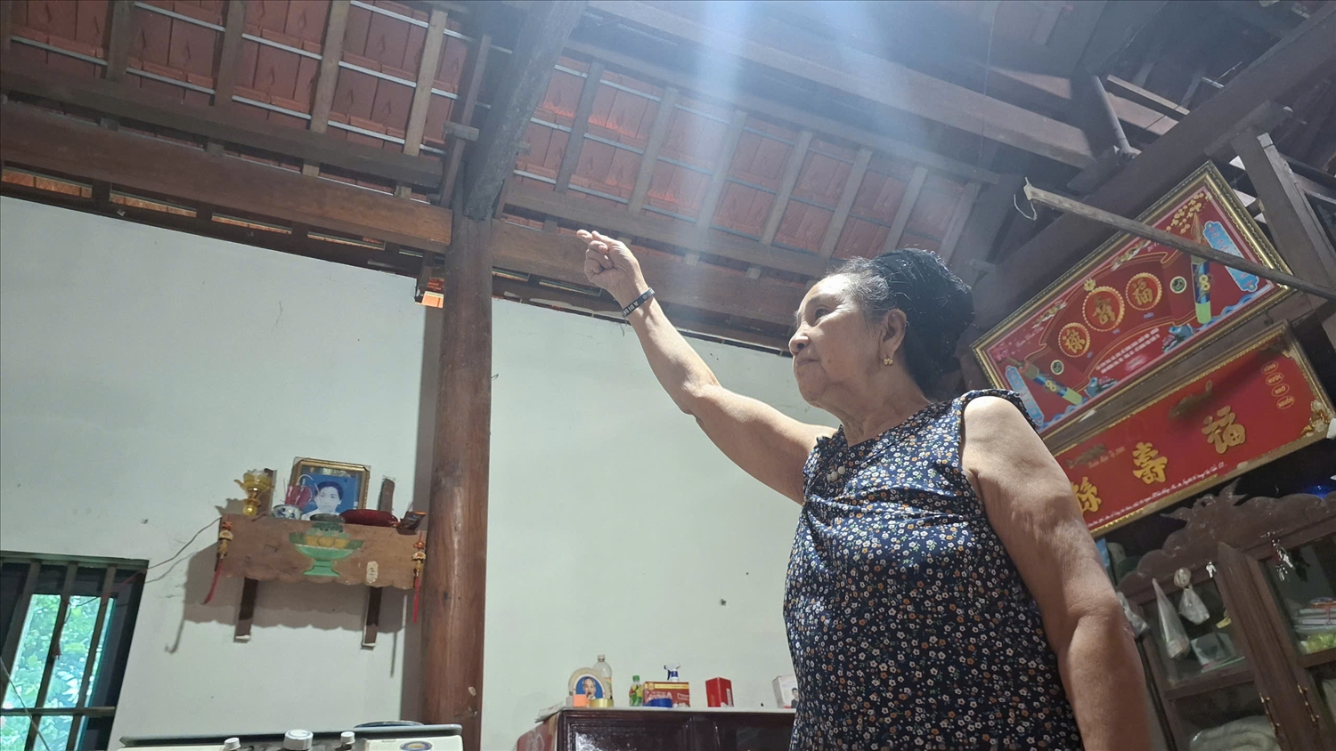 Bà Kha Thị Lý vui mừng khi ngôi nhà của gia đình mình đã được lợp ngói mới, sơn sửa lại tường bao khang trang (Ảnh: Phạm Tiến)