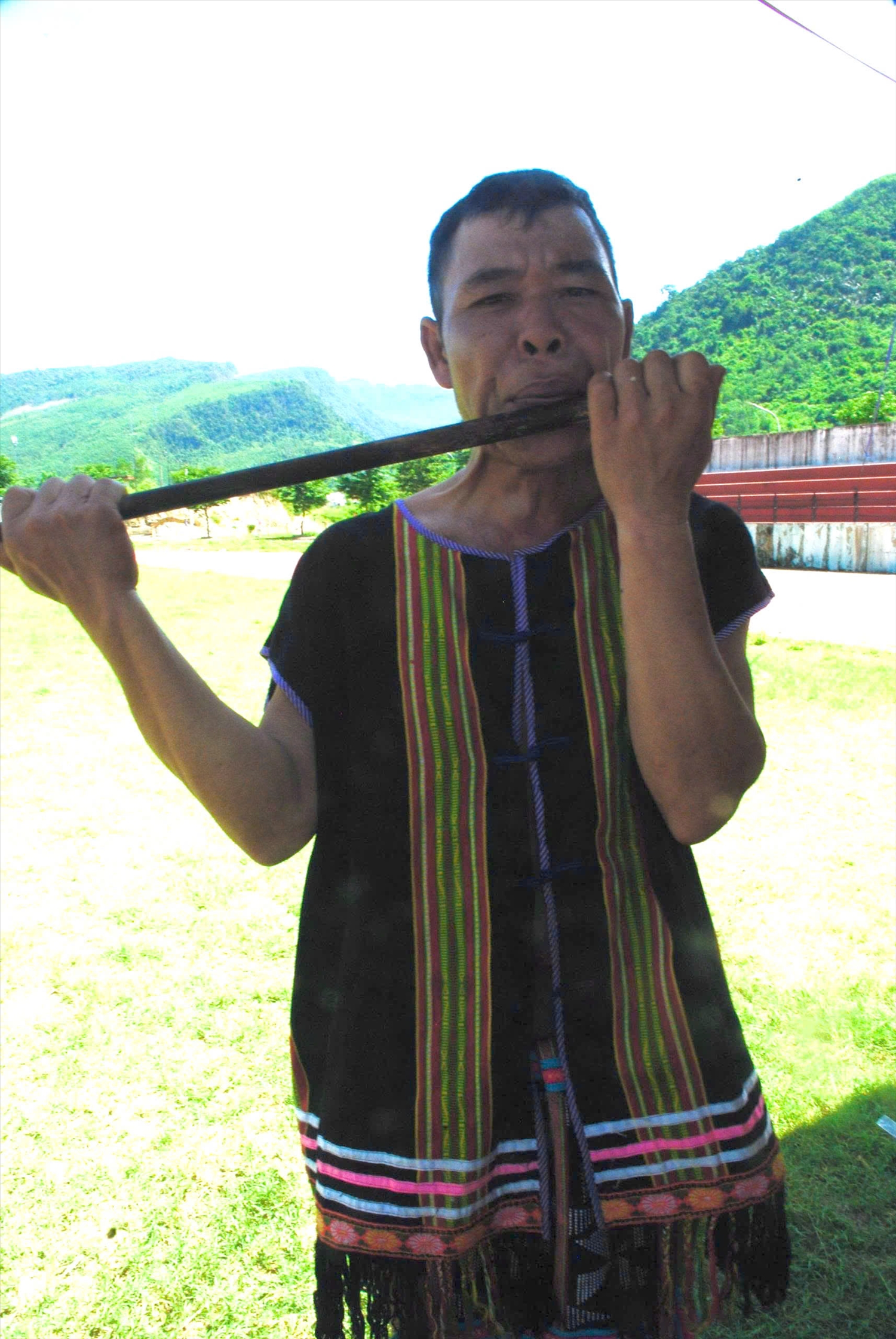 Ông Zơ Râm Ngăm thổi sáo Pà bam 