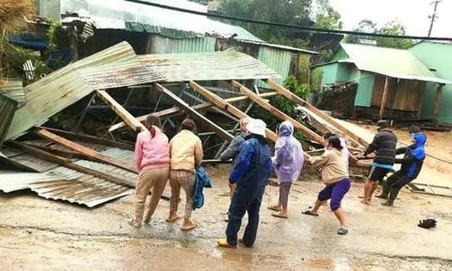 Chính quyền địa phương huy động lực lượng hỗ trợ người dân khắc phục hậu quả do bão số 3 gây ra