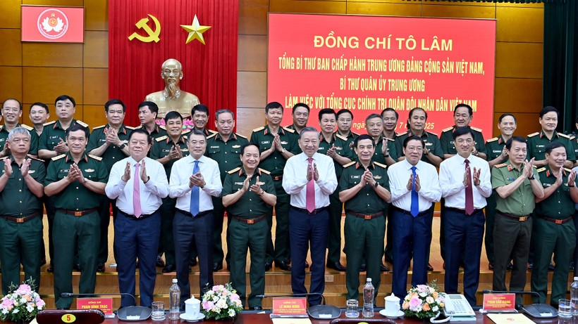 Tổng Bí thư Tô Lâm với lãnh đạo Đảng, Nhà nước và thủ trưởng Bộ Quốc phòng, Tổng cục Chính trị Quân đội nhân dân Việt Nam dự buổi làm việc. (Ảnh: Đăng Khoa) 