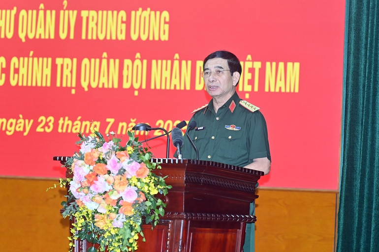 Đại tướng Phan Văn Giang, Ủy viên Bộ Chính trị, Phó Bí thư Quân ủy Trung ương, Bộ trưởng Quốc phòng phát biểu tại buổi làm việc. (Ảnh: Đăng Khoa) 