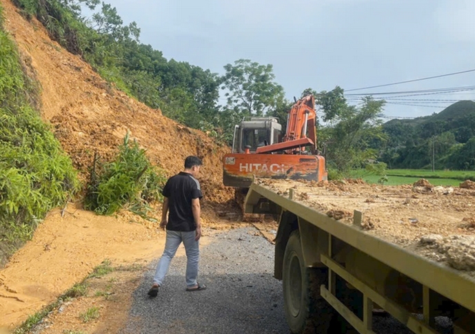 Nhiều tuyến đường miền núi bị sạt lở do mưa bão đã được hót dọn, hiện giờ đã thông xe (ảnh CTV)