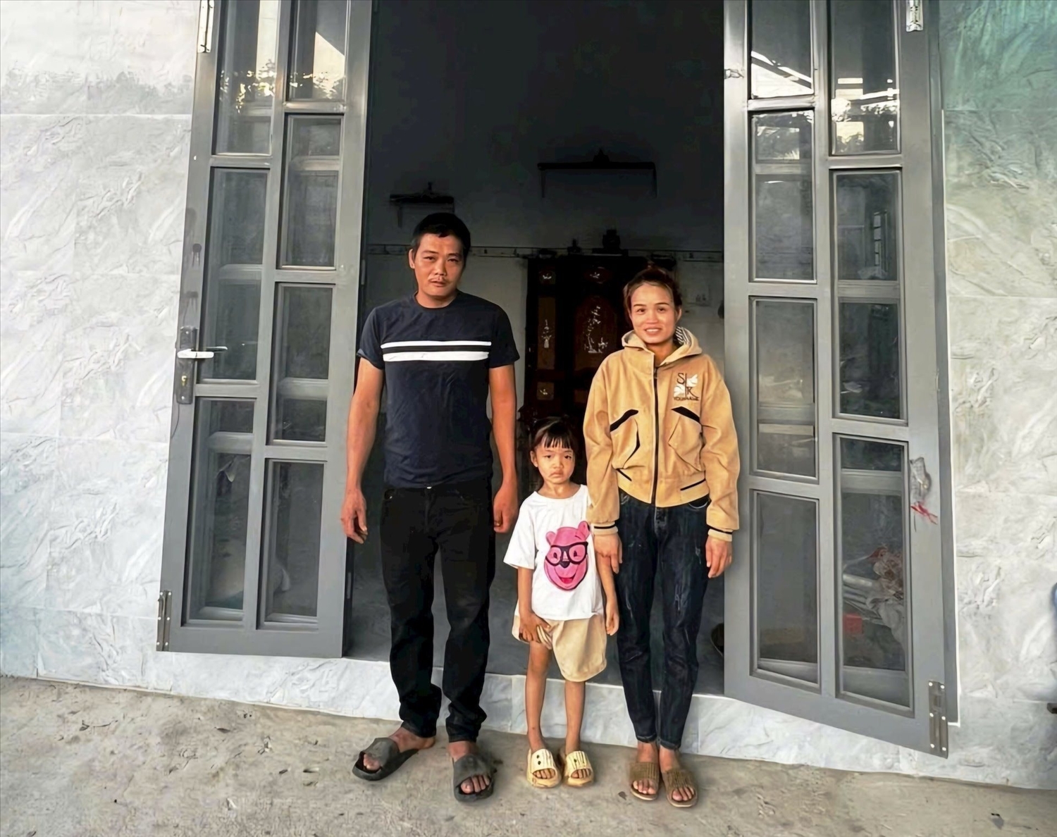 Gia đình chị Ngô Thị Nhung, dân tộc Nùng, là một hộ nghèo ở khu dân cư Tân Thành, huyện Tánh Linh được hỗ trợ nhà ở từ Chương trình MTQG 1719. Ảnh: Thanh Duyên