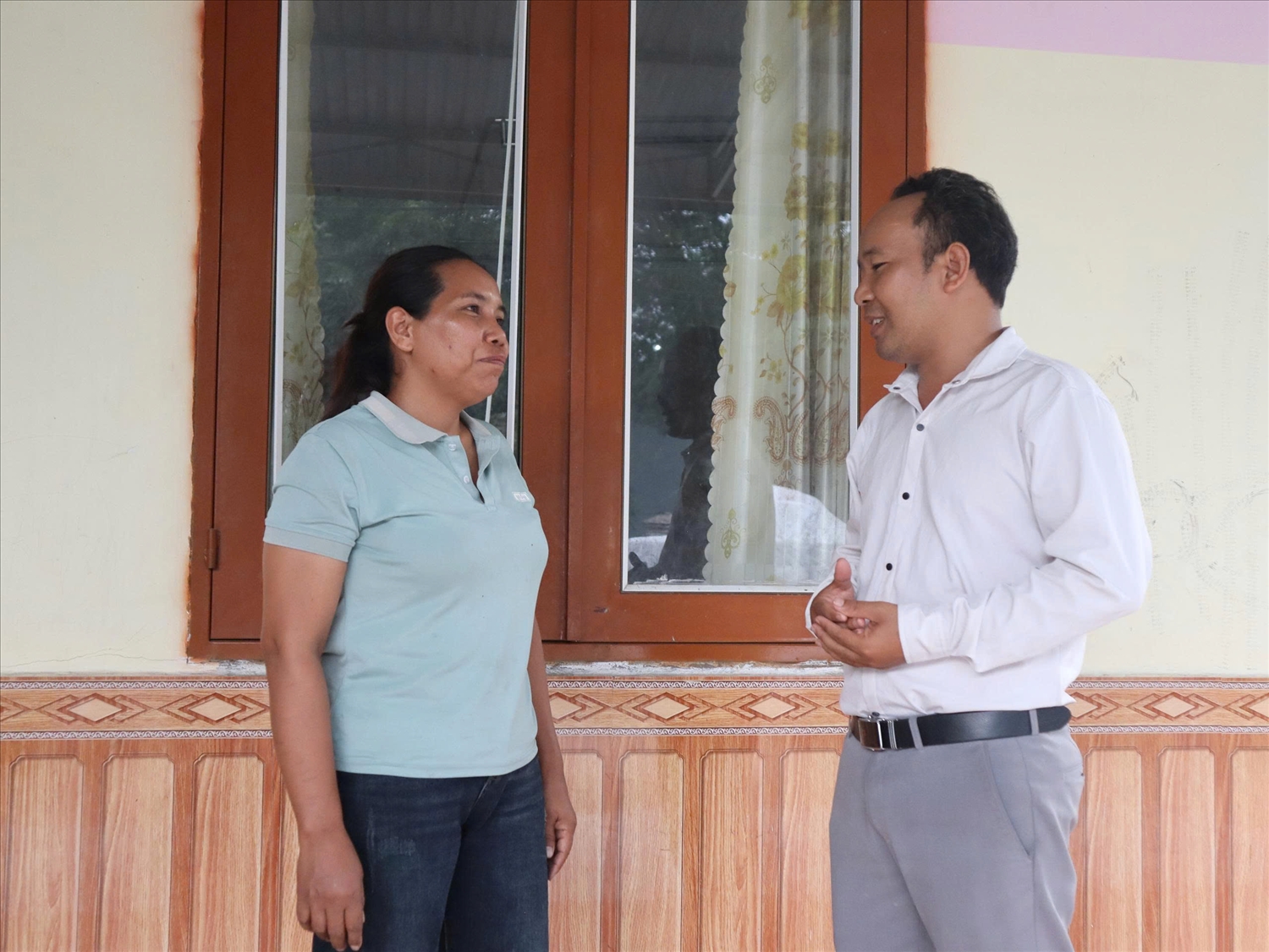 Cán bộ xã đến từng hộ dân tuyên truyền, vận động, giải thích để người dân hiểu ý nghĩa của việc hiến đất mở đường (Ảnh: Lê Hường)