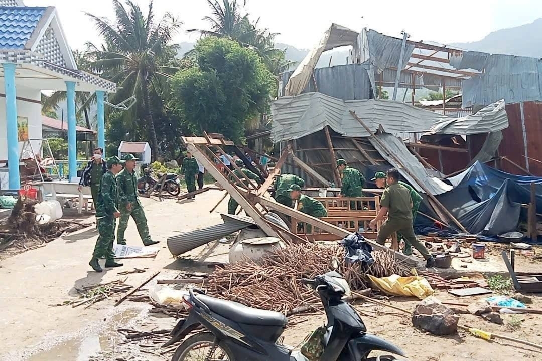Lực lượng Vũ trang tham gia giúp đỡ người dân khắc phục hậu quả thiên tai tại xã Ba Chúc, An Giang ( Ảnh : Đức Toàn) ) 