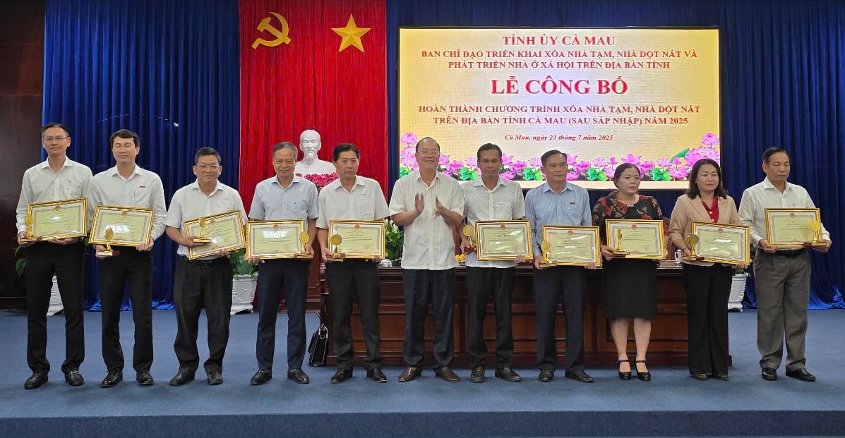 Bí thư Tỉnh uỷ Cà Mau Nguyển Hồ Hải trao Bằng khen đến các tập thể ( Ảnh: Minh Anh)