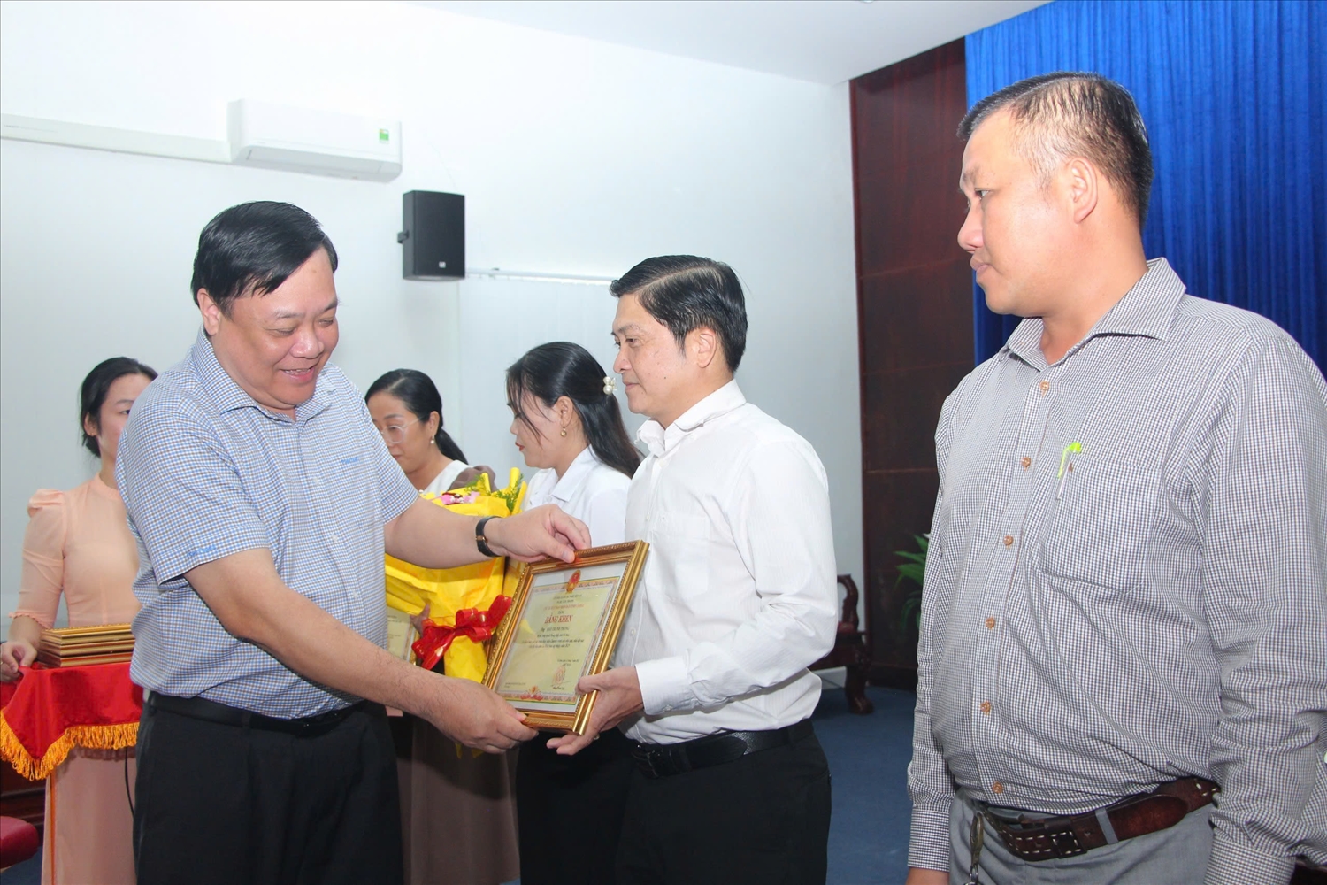 Chủ tịch UBND tỉnh Cà Mau Phạm Thành Ngại trao Bằng khen đến các cá nhân