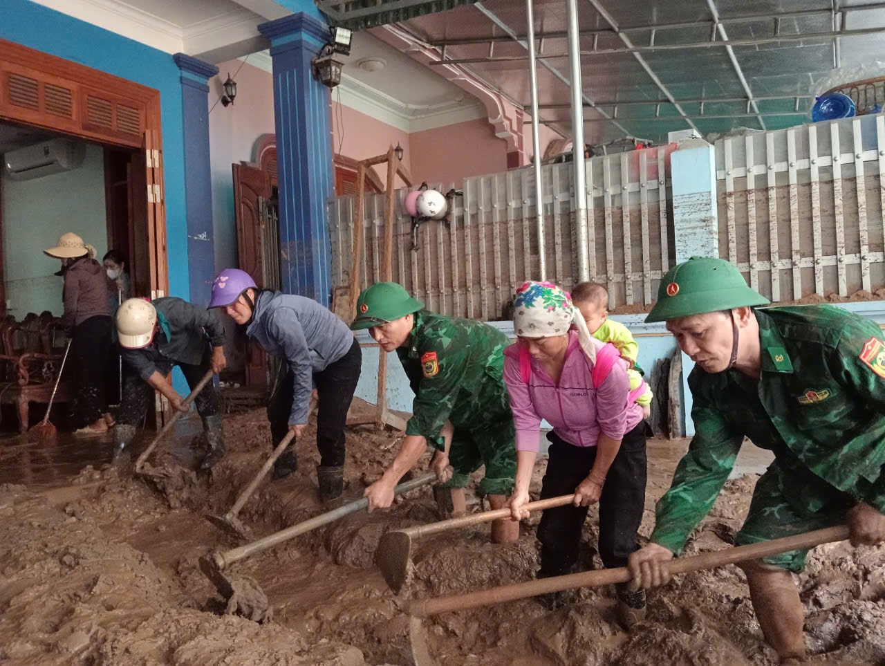  Cán bộ, chiến sĩ Đồn Biên phòng Cửa khẩu Quốc tế Nậm Cắn tiếp tục chung tay hỗ trợ người dân sau lũ