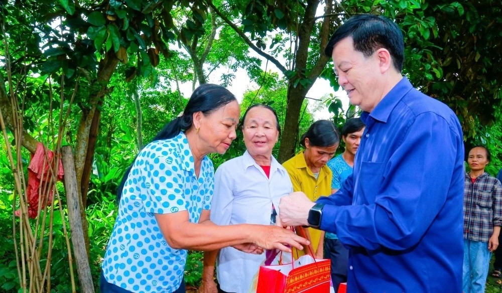 Phó Thủ tướng Chính phủ Mai Văn Chính tặng quà cho người dân ở xã Cẩm Tú (ảnh Lê Hợi)