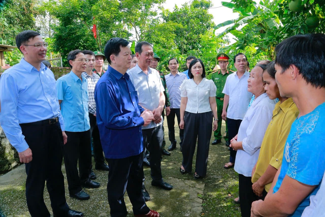 Phó Thủ tướng Chính phủ Mai Văn Chính cùng đoàn công tác thăm hỏi, động viên người dân vùng nguy cơ bị ảnh hưởng bởi thiên tai tại xã Cẩm Tú(ảnh Lê Hợi)
