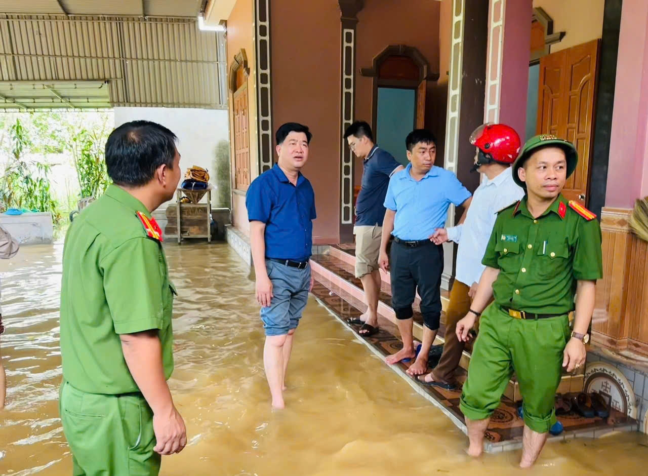 Bí thư Đảng ủy xã Anh Sơn Nguyễn Hữu Sáng trực tiếp chỉ đạo các lực lượng sơ tán người và tài sản vùng bị ngập lũ sáng 24/7 - Ảnh: CTV