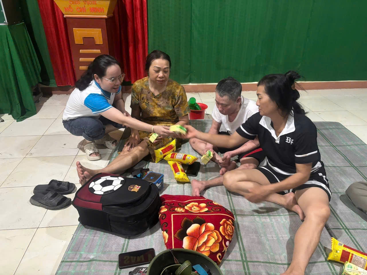 Những hộ dân bị ngập lũ đã được di dời đến tạm trú tại nhà văn hóa xã Nhân Hòa - Ảnh: CTV