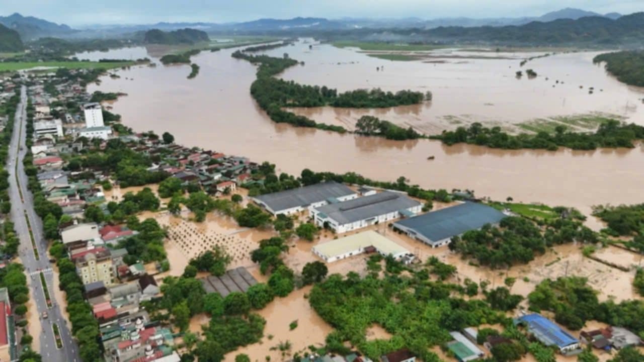 Nước từ thượng nguồn đổ về, nhiều khu dân cư ở xã Anh Sơn đã bị ngập lụt (ảnh: CTV)