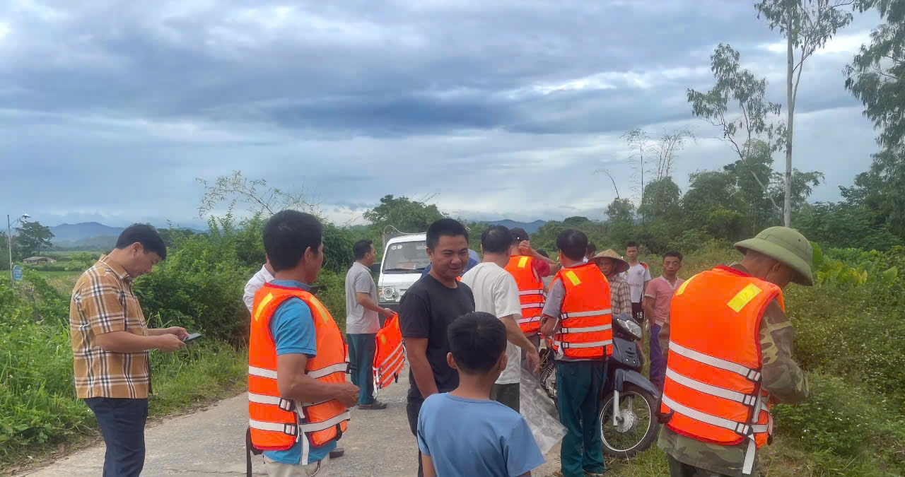Chính quyền xã Đại Đồng đã huy động lực lượng cùng hỗ trợ người dân giải cứu bò giữ bãi bồi (ảnh: Phạm Tiến)