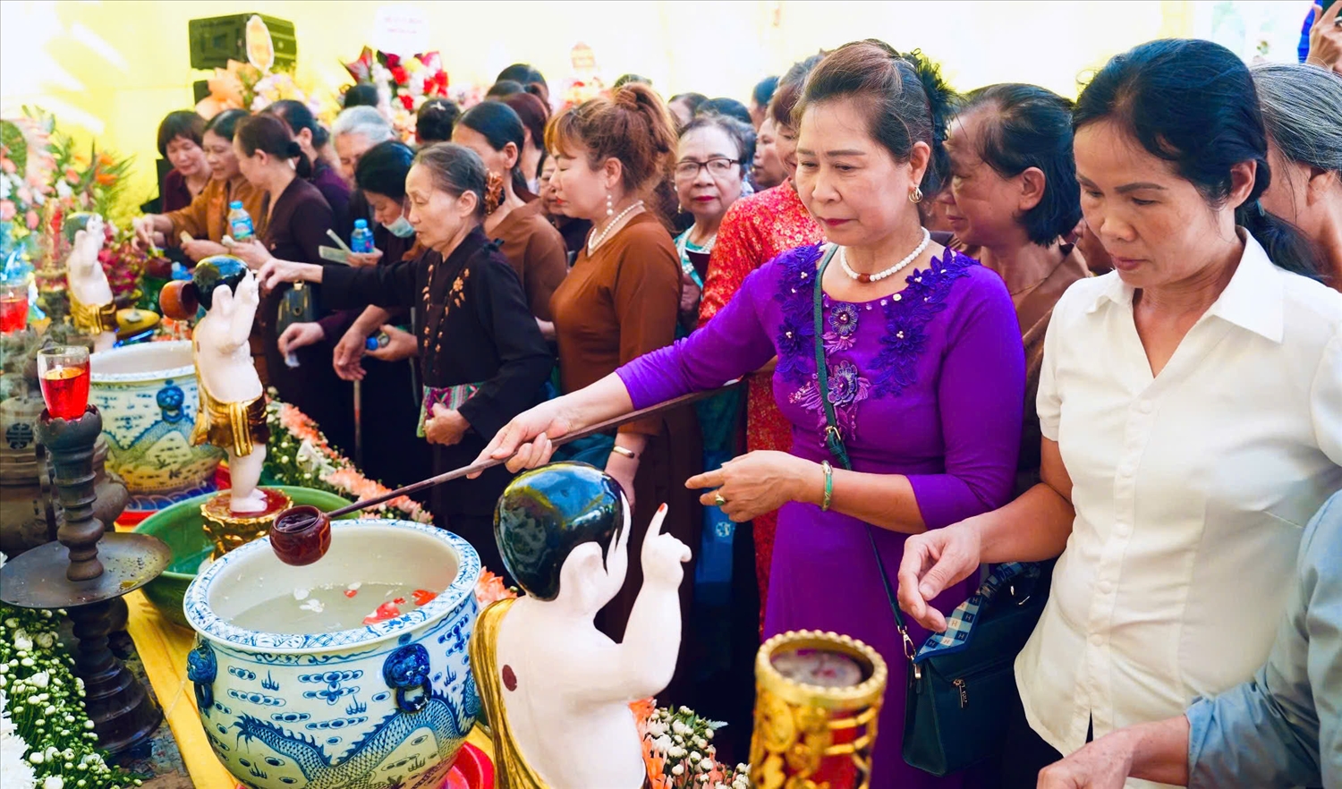 Du khách tham gia hoạt động tắm phật tại chùa Thông ,