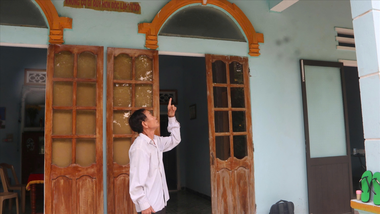 Cựu chiến bình Phan Công Tới chỉ phần nhà được sửa mới sau khi được hỗ trợ kinh phí. (Ảnh Huy Trường)