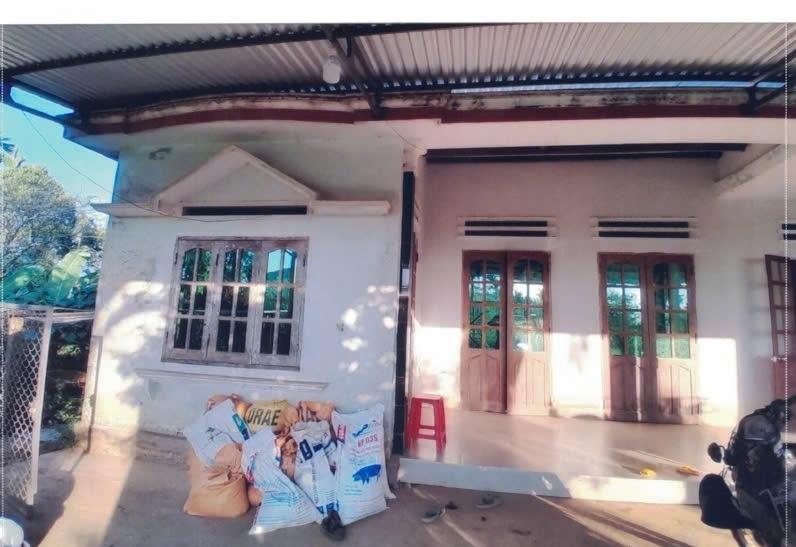 Căn nhà cũ của bà Đoàn Thị Phương xuống cấp, bị thấm dột mỗi khi mưa. (Ảnh chụp lại hồ sơ)