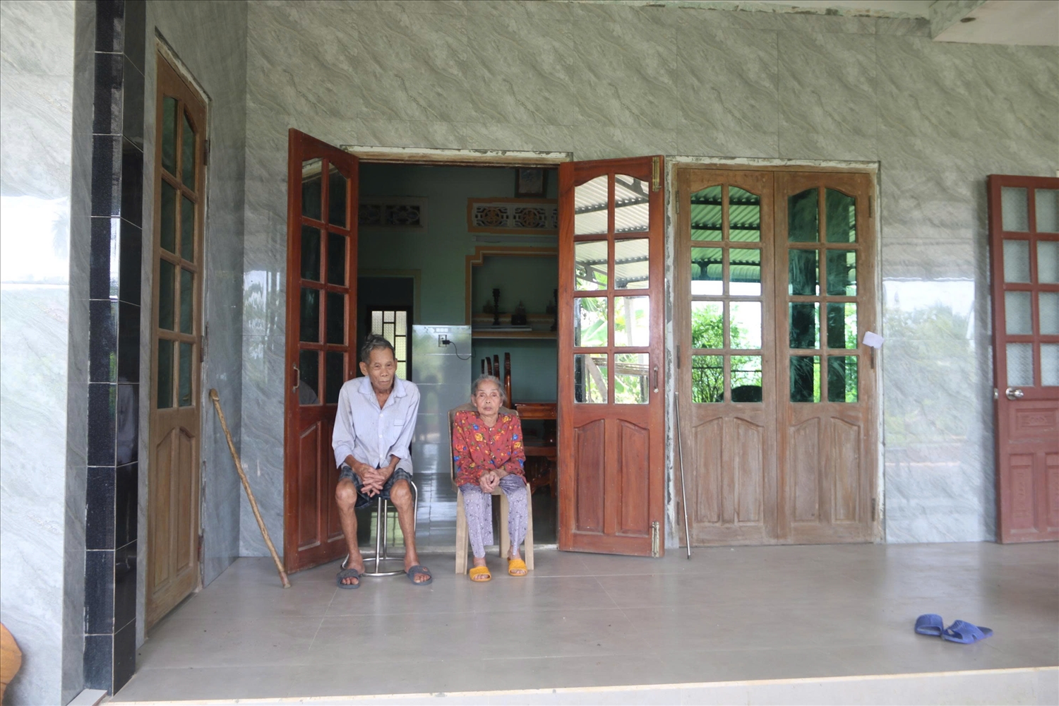 Vợ chồng bà Đoàn Thị Phương hạnh phúc khi được ở trong căn nhà mới vừa được sửa sang. (Ảnh Huy Trường)