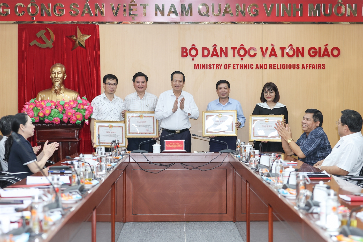 Bí thư Đảng ủy Đào Ngọc Dung trao Giấy khen của Ban Thường vụ Đảng ủy Bộ Dân tộc và Tôn giáo cho các tập thể- Ảnh Lê Anh Dũng