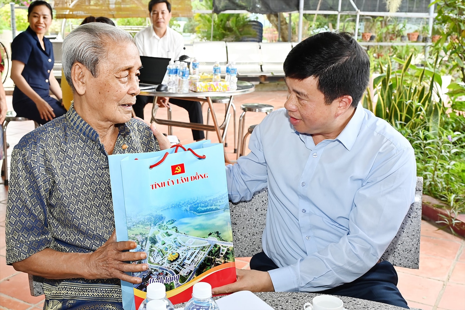 Ông Y Thanh Hà Niê Kđăm, Bí thư Tỉnh ủy Lâm Đồng trao phần quà ý nghĩa đến ông Bố Xuân Hổ, cán bộ lão thành cách mạng, người đồng bào Chăm ( Ảnh: B. Thuận)