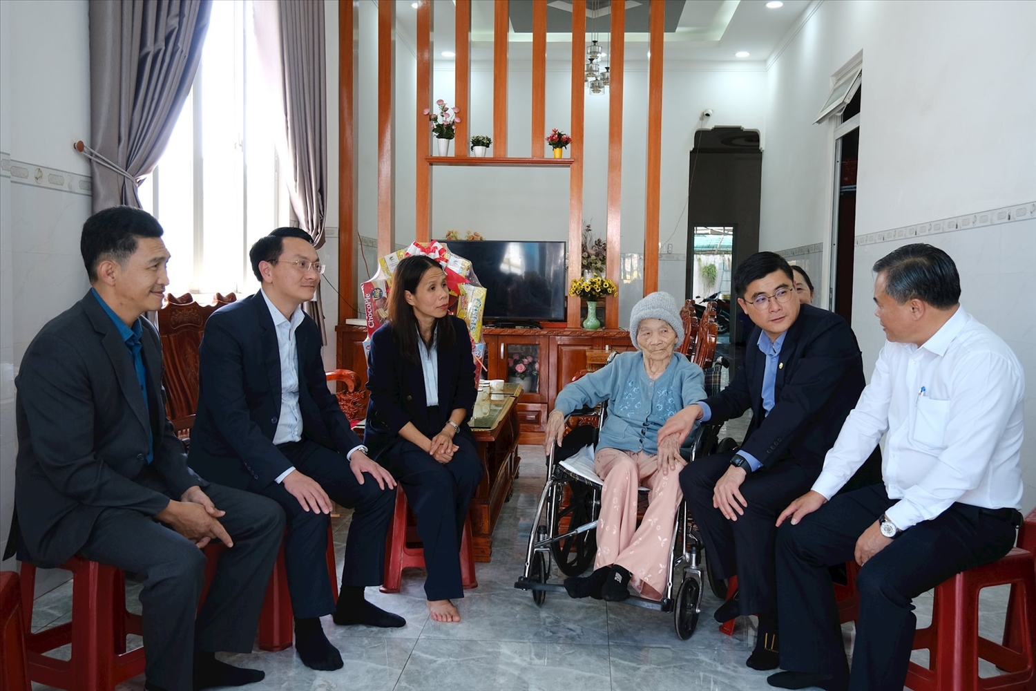 Đoàn công tác chụp ảnh lưu niệm cùng  Mẹ Thái Thị Tương, 95 tuổi (Ảnh : B.Thuận) 