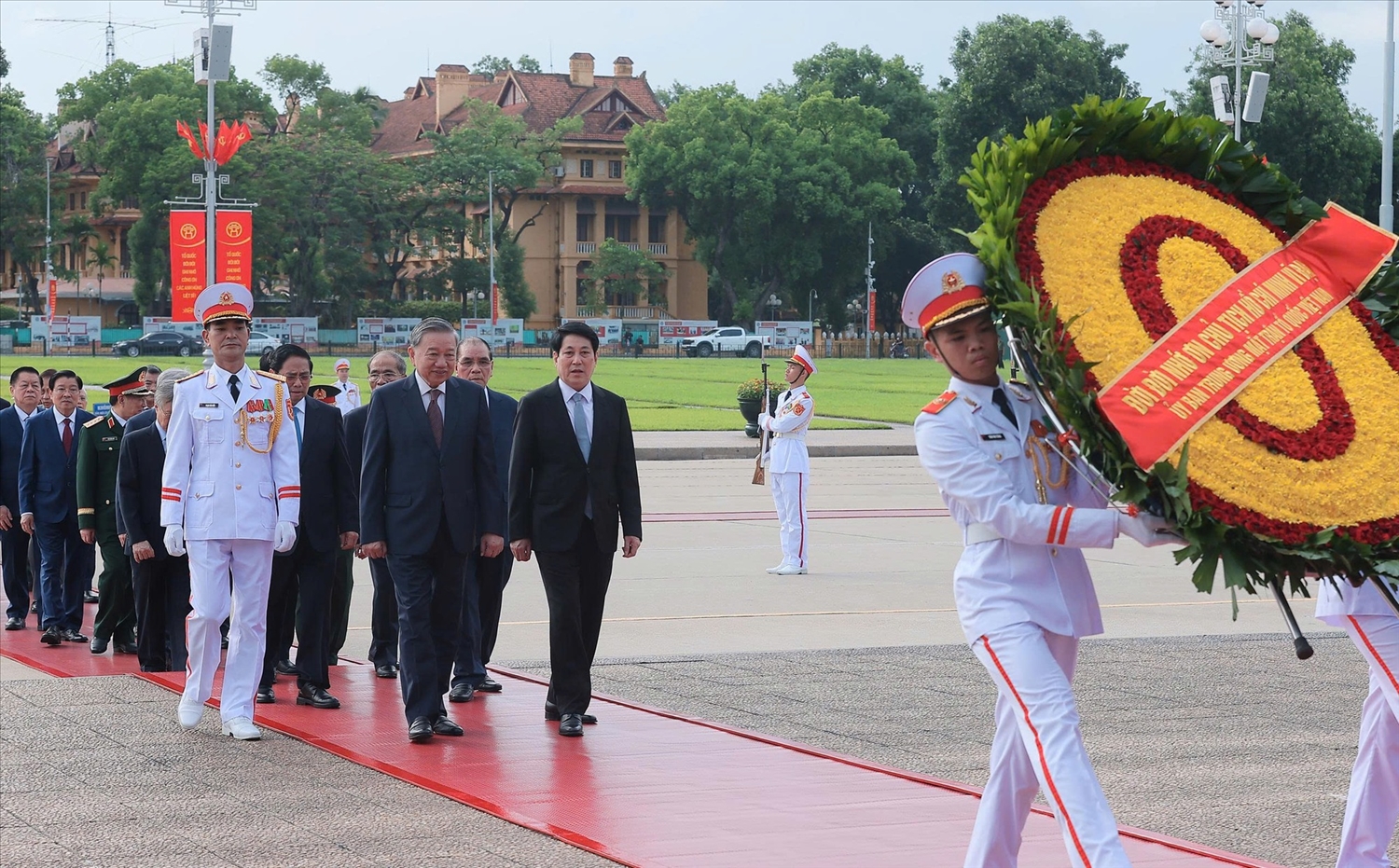 Các đồng chí lãnh đạo, nguyên lãnh đạo Đảng, Nhà nước đặt vòng hoa và vào Lăng viếng Chủ tịch Hồ Chí Minh - Ảnh: VGP/Nhật Bắc