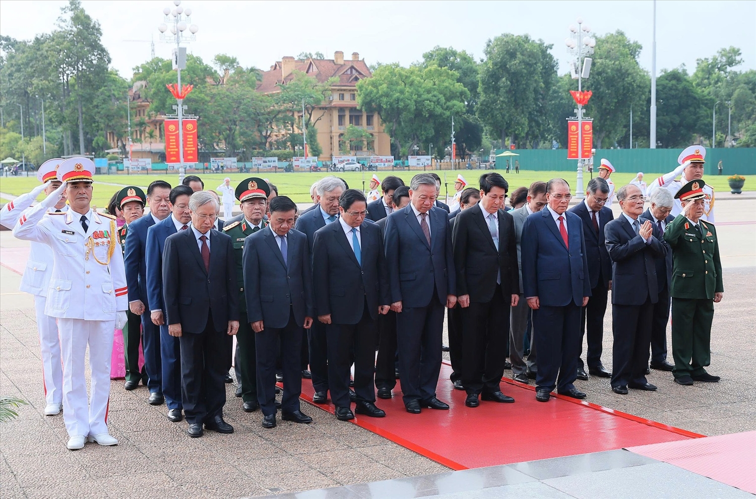  Các đồng chí lãnh đạo, nguyên lãnh đạo Đảng, Nhà nước đặt vòng hoa và vào Lăng viếng Chủ tịch Hồ Chí Minh - Ảnh: VGP/Nhật Bắc