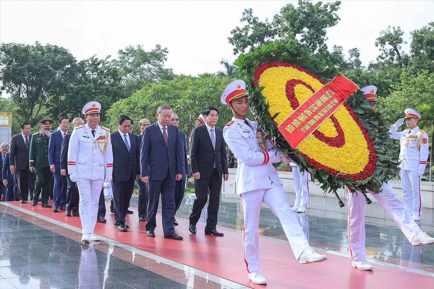 Các đồng chí lãnh đạo, nguyên lãnh đạo Đảng, Nhà nước dâng hương tại Đài tưởng niệm các anh hùng liệt sĩ - Ảnh: VGP/Nhật Bắc