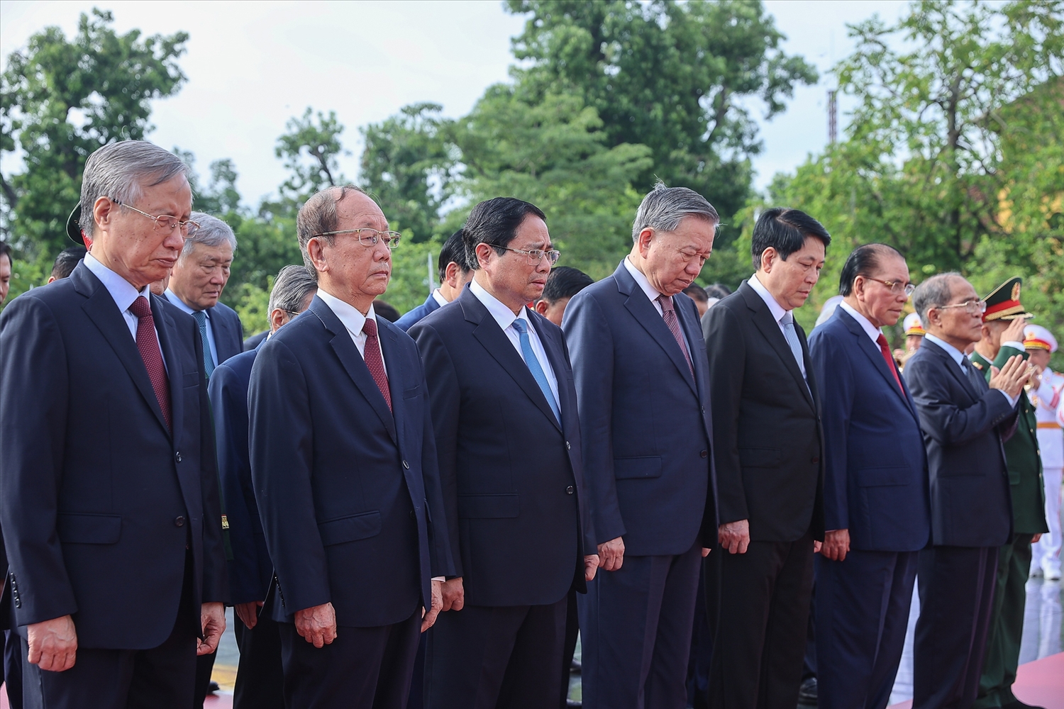 Các đồng chí lãnh đạo, nguyên lãnh đạo Đảng, Nhà nước dâng hương tại Đài tưởng niệm các anh hùng liệt sĩ - Ảnh: VGP/Nhật Bắc
