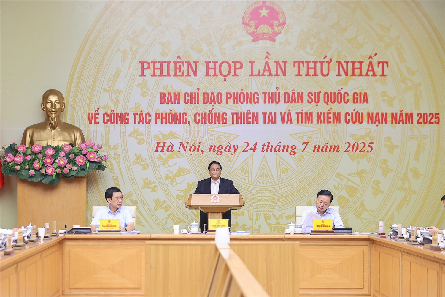Khai mạc phiên họp Ban Chỉ đạo phòng thủ dân sự quốc gia, Thủ tướng Phạm Minh Chính nhấn mạnh, phải bằng mọi cách tiếp cận những nơi đang bị chia cắt do thiên tai, nắm tình hình, tiếp tế cho nhân dân, không để tình trạng 